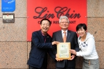 방송인 겸 사업가 김학래(왼쪽)씨와 임미숙씨(오른쪽)  건국대 주변 상가와 사업가들의 발전기금 기부 캠페인인 ‘스마트(SMART) KU 패밀리’에 동참해 장학기금으로 2,000만 