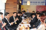 송종호 중소기업청장(왼쪽 가운데)은 24일 서울 방배동 빵굼터 방배점에서 동네빵집 경쟁력 제고를 위한 제과업계 간담회를 가졌다.