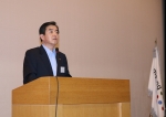 김윤 회장이 연구원들에게 R&D의  중요성에 대해 강조하고 있다.