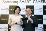삼성전자 디지털이미징사업부장  한명섭 전무와 삼성 카메라 모델 한효주가 새로운 NX 시리즈를 선보이고 있다.