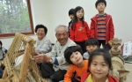 삼성전자 DS부문 사회봉사단은 25일(수) '세미콘 러브하우스 5호 - 짚풀 수공예품 체험장'을 화성시 '우리꽃 식물원'(팔탄면 소재) 내에 건