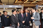 사진 왼쪽부터 첫 번째 후쿤산 중국SW협회 비서장, 세 번째(사진 중앙) 이규형 주중한국대사관 대사, 네 번째 박진형 KOTRA 중국지역본부장이 수중 3D기술에 대하여 설명을 듣고
