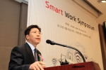KT는 26일 국내외 전문가들과 함께 'Smart work & Smart life'라는 주제로 서울 프레스센터에서 스마트워크 심포지엄을 개최하고 지난 1년 동안의