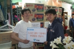 4월 26일, 사회복지 NGO 함께하는 사랑밭에서 노숙인쉼터 드림시티에 세탁용 세제와 컵라면과 함께 나눔을 전하였다.