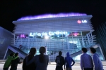 2012 여수 세계박람회에서 관람객들이 LG관 전면에 수직으로 떨어지는 물줄기로 만든 가로 32.6 미터, 세로 4.2 미터 규모의 초대형 와이드 스크린에 'Life is