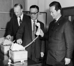 1961년, 국내 최초 국산화 한 자동전화기(모델명:GS-1)로 시험통화하고 있는 구인회 LG 창업회장