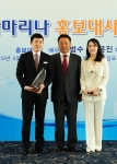 K-water(사장 김건호)는 5월 2일(수), 아라뱃길 김포터미널의 아라마린센터에서 영화배우 이범수씨와 배우자 이윤진씨를 아라뱃길 ‘아라마리나 홍보대사’로 위촉했다.