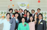 김금래 여성가족부 장관이 5월 2일 오후 백범기념관에서 개최된 청소년의 달 기념식에서 청소년 홍보대사로 위촉된 이민호군과 김유정양 및 주요내빈들과 함께 소원을 적은 공을 던지고 있
