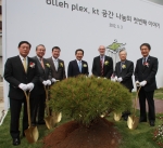 KT는 3일 세종로의 명소가 될 'olleh plex'(올레플렉스) 기공식을 갖고 새로운 공간가치를 실현하겠다고 밝혔으며, 이를 축하하러 참석한 인사들이 식수하고