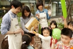 어린이날을 맞이해 CJ제일제당 행복한콩팀 직원들이 CJ그룹 보육시설인 CJ키즈빌 아이들을 대상으로 '동그란 두부' 제품을 증정하고 있다.