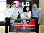 LG전자 TV사업부 TV규격팀 연구원들이 평택 디지털파크에서 '클리마톱 인증(Climatop Label)'을 획득한 시네마3D TV(모델명47LM760S)와 인증