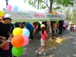 KEPCO 사회봉사단은 5월 5일 어린이날을 맞아 서울시 성동구에 위치한 서울숲공원을 비롯 전국 사업소에서 『미아예방 이름표 달아주기』 캠페인을 펼쳤음.
