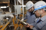 경남 창원 두산중공업 단조공장에서 온실가스 담당자들이 탄소배출 계측기 수치를
확인하고 관련 설비를 점검하고 있다.