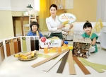 LG하우시스가 2012년 신제품으로 출시한 '지아마루7'이 시공된 공간에서 모델들이 제품을 선보이고 있다. '지아마루7'은 친환경 소재 및 강한