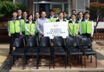 사랑나눔 봉사활동 : 이동근 대한상공회의소 상근부회장(앞줄 오른쪽 세번째)과 신입직원들이 남산원에 학생용 의자를 기증한 후 기념촬영을 하고 있다.