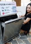 LG전자 모델이 DD 모터를 적용한 12인용 식기세척기 신제품을 소개하고 있다. (장소: LG 트윈타워)