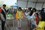 ‘Me First(나 먼저)’ 녹색생활 실천 운동의 환경마크 다트게임에 참가한 학생들 모습