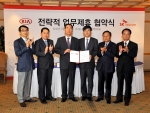 왼쪽부터 SK텔레콤 제휴사업본부장 이성영, SK텔레콤 기업사업1본부장 신창석기아차 대표이사 사장 이삼웅, SK텔레콤 사업총괄 배준동, 기아차 국내영업본부장 김창식, 기아차 판매사업