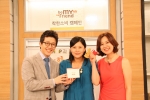 GS샵의 쇼핑호스트들과 기아대책 사회적 기업 ‘행복한 나눔’ 대표 박미선씨가 공정무역커피가 담긴 ‘착한 선물 세트’를 소개하고 있다.