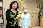 소아암 치료중인 환아가 병원학교 선생님에게 감사의 카네이션을 전달하고 있다.(사진제공=한국백혈병어린이재단)