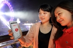 여수엑스포 관람객들이 '엑스포 디지털 갤러리'에서 KT LTE를 통해 '올레 톡'을 이용하고 있는 모습