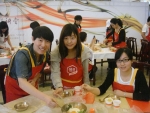 베이징대에서 열린 한국요리교실에서 베이징대 학생들이 비빔밥을 만들어 선보이고 있다