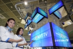 삼성전자 모델들이 15일부터 18일까지 서울 삼성동 코엑스에서 열리는 '2012 월드 IT쇼'에서 삼성 스마트TV의  진화를 형상화한 조형물을 소개하고 있다.