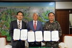 KT OIC는 화천군, 그리고 육군 7사단과 ‘교육지역격차 해소를 위해 스마트러닝 센터 건립을 위한 업무협약(MOU)’을 14일 강원도 화천군청에서 체결했다. 사진 왼쪽부터 KT 