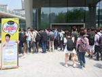 15일 숭실대학교에서 열린 ‘알바천국 식권 증정’행사에서 식권을 받기 위해 학생들이 줄지어 서 있다.