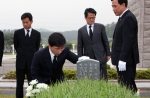 안희정 충남지사는 16일 광주 망월동 국립 5.18 민주묘지를 찾아 참배했다.