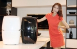 삼성전자가 실내를 쾌적하게 만들어 주는 2012년형 제습기 신제품을 출시했다. 사진은 논현동 삼성 솔루션전시장에서 삼성전자 모델이 신제품 제습기를 선보이는 모습.