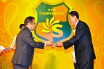 22일 인천 하얏트 호텔에서 열린 챔피언스클럽 시상식에서 나세르 알 마하셔 S-OIL CEO(왼쪽)가 대상을 수상한 하나로주유소(대구 소재) 석재균 대표(오른쪽)에서 상패를 전달하