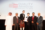 삼성엔지니어링 UAE 영업지점장인 이승찬 수석(왼쪽에서 네번째)이 상을 수상한 뒤 MEED의 수석에디터인 리차드 톰슨(왼쪽 세번째)과 악수를 나누고 있다.
