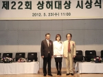 사진 왼쪽부터 김용담 원장, 김경희 이사장, 조용민 석좌교수