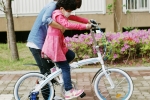 2012 해피홈런_소아암 어린이 체력증진 지원사업에 선정된 환아가 지원받은 자전거를 타보고 있다. (사진제공=한국백혈병어린이재단)