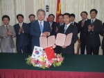 박승호 포항시장과 왕중빈 잔장시장이 산업협력 양해각서에 서명한 뒤 포즈를 취하고 있다.