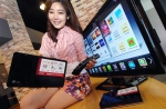 LG전자 모델이 27일 여의도 LG 트윈타워에서 일반 TV로도 스마트 기능을 사용할 수 있게 하는 스마트TV 업그레이더를 소개하고 있다.