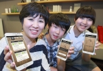 KT는 부모가 자녀 스마트폰의 유해정보 접근을 원천 차단하고, 게임이나 메신저 등의 사용 시간을 원격으로 조절할 수 있는 ‘올레 자녀폰 안심’ 서비스를 출시한다.