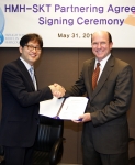 금일 오전 11시 SK T타워에서 있었던, SK텔레콤과 HMH와의 스마트 러닝 제휴계약 체결식에서 SK텔레콤 박상준 신사업추진단장(사진 왼쪽)과 HMH 티모시 캐넌 전략제휴부문 부