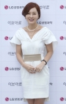 배우 이승연이 이브아르 뷰티 토크쇼 행사에 참석해 기념사진을 촬영하고 있다.