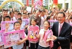 아시아나항공이 1일 중국 산둥성 웨이하이시 반월만소학교와 1지점1교 자매결연을 맺었다. 반월만소학교를 찾은 윤영두(앞줄 맨오른쪽) 아시아나항공 사장이 학생들에게 책가방을 선물하고 