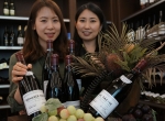 사진은 10일 경매행사에 나올 '로마네 꽁띠 07', '라따쉬 07' 등 와인을 선보이는 현대 백화점 직원들.