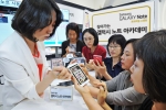 삼성전자가 4일 서울 삼성동 코엑스 갤럭시존에서 연 '찾아가는 갤럭시노트 아카데미'에 참여한 주부들이 갤럭시노트를 활용해 가족들에게 사랑의 메시지를 전하는 방법을