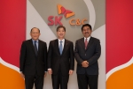 SK C&C는 7일 말레이시아의 유력기업인 MMC그룹과 현지 IT사업추진을 위한 공동협력 강화에 협의했다고 밝혔다. 사진은 SK C&C 정철길 사장(사진 가운데)과 다토 위라 사이
