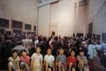 양산문화예술회관 '세계유명미술관 수학여행전'을 방문한 어린이 관람객들이 루브르 박물관 내부전경을 배경으로 기념사진을 찍기위해 포즈를 취하고 있다