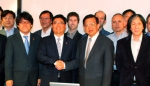 6월 8일(미국 현지시각) 미국 뉴욕의 IBM연구소에서 SK하이닉스 홍성주 연구소장(좌측 두번째)과 IBM 연구소의 천 즈치앙 부사장(우측 두번째)이 공동개발 계약 체결 후 악수하
