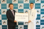 GS샵의 조성구 전무(왼쪽)는 6월13일(수) 오후 4시 서울아산병원에서 ‘척추측만증’으로 치료가 필요하지만 가정 형편이 어려워 적절한 치료를 받지 못하는 아동들의 치료를 위해 5