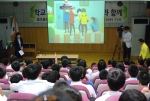 6.13. 대구체육고등학교에서 시행된 학교폭력대책, 레드휘슬 셀프클린시스템 시행설명회에서 레드휘슬 관계자가 학생들에게 시스템을 설명하고 있다.