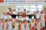 14일 아시아나항공 인천국제공항서비스지점 직원들이 베트남 탕와이현 한∙베협력센터에서 현지 어린이들과 쿠킹클래스 기념촬영을 하고 있다.