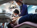 김동현 오로라치과의원 원장이 치과 진료를 하고 있다.